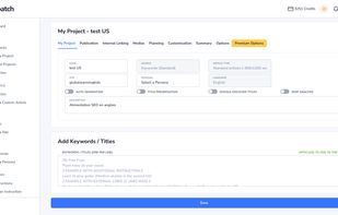 Project creation interface on Skoatch, where the user sets up the parameters for a batch of SEO articles (site, persona, language, article type, titles, keywords, Discover/SERP options) before launching automatic generation.
