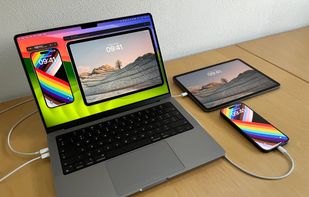 A photo of the iPhone and iPad connected