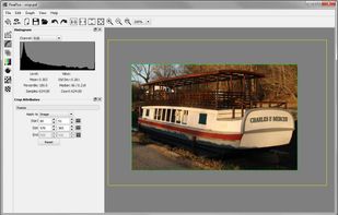 PixaFlux cropping an image.