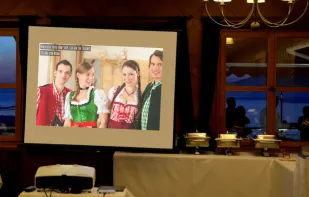 Show your guests' photos live during the event - moderation feature included!