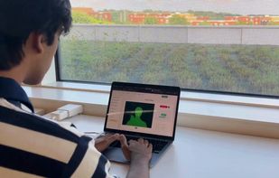 Image of user using sitsense.